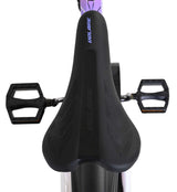 Schwarzer Fahrradsattel mit ergonomischem Design und Pedalen im Hintergrund