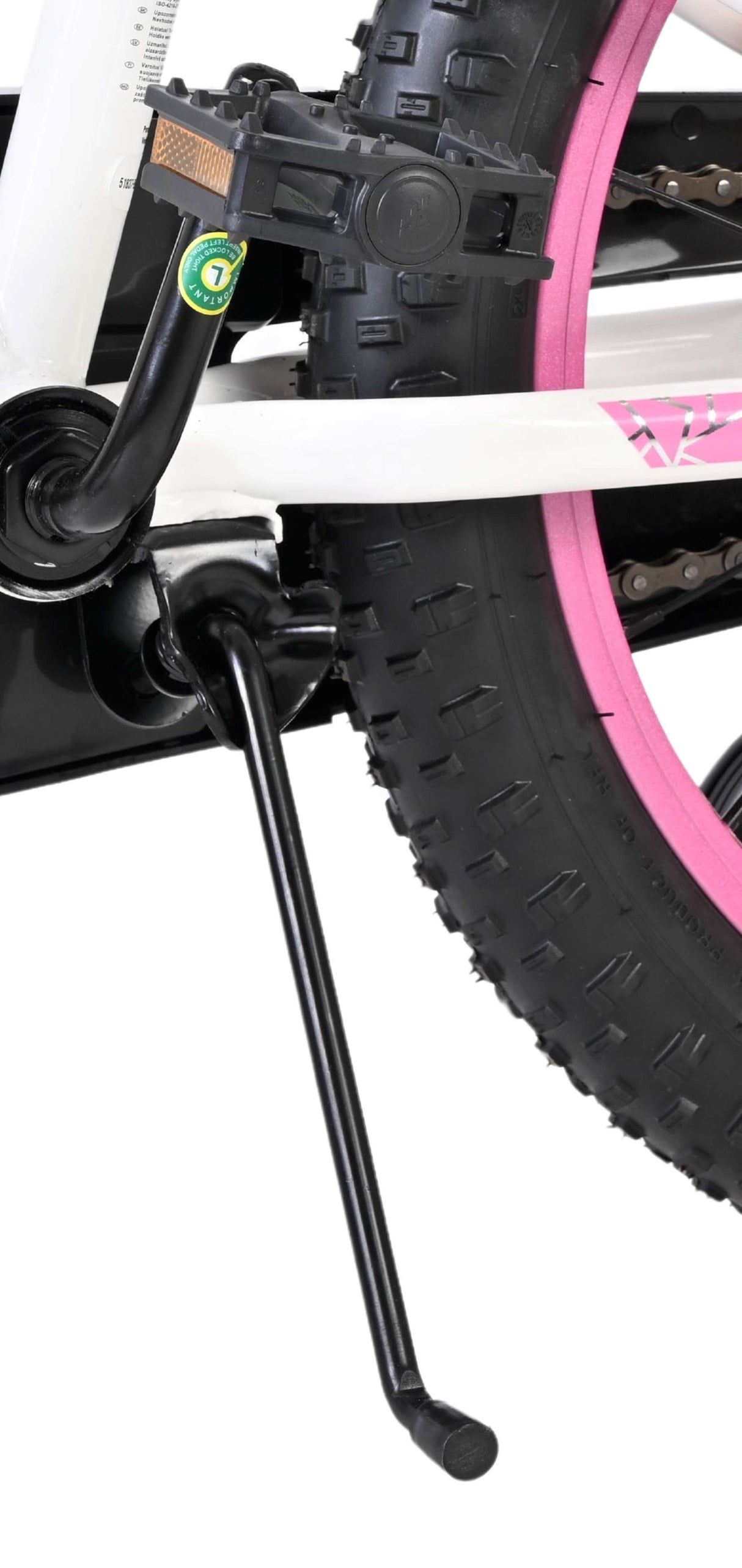 Schwarzer Fahrradständer an einem Rad mit pinkem Reifen