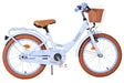 Helles Kinderfahrrad mit Korb, braunen Reifen und beigem Sattel