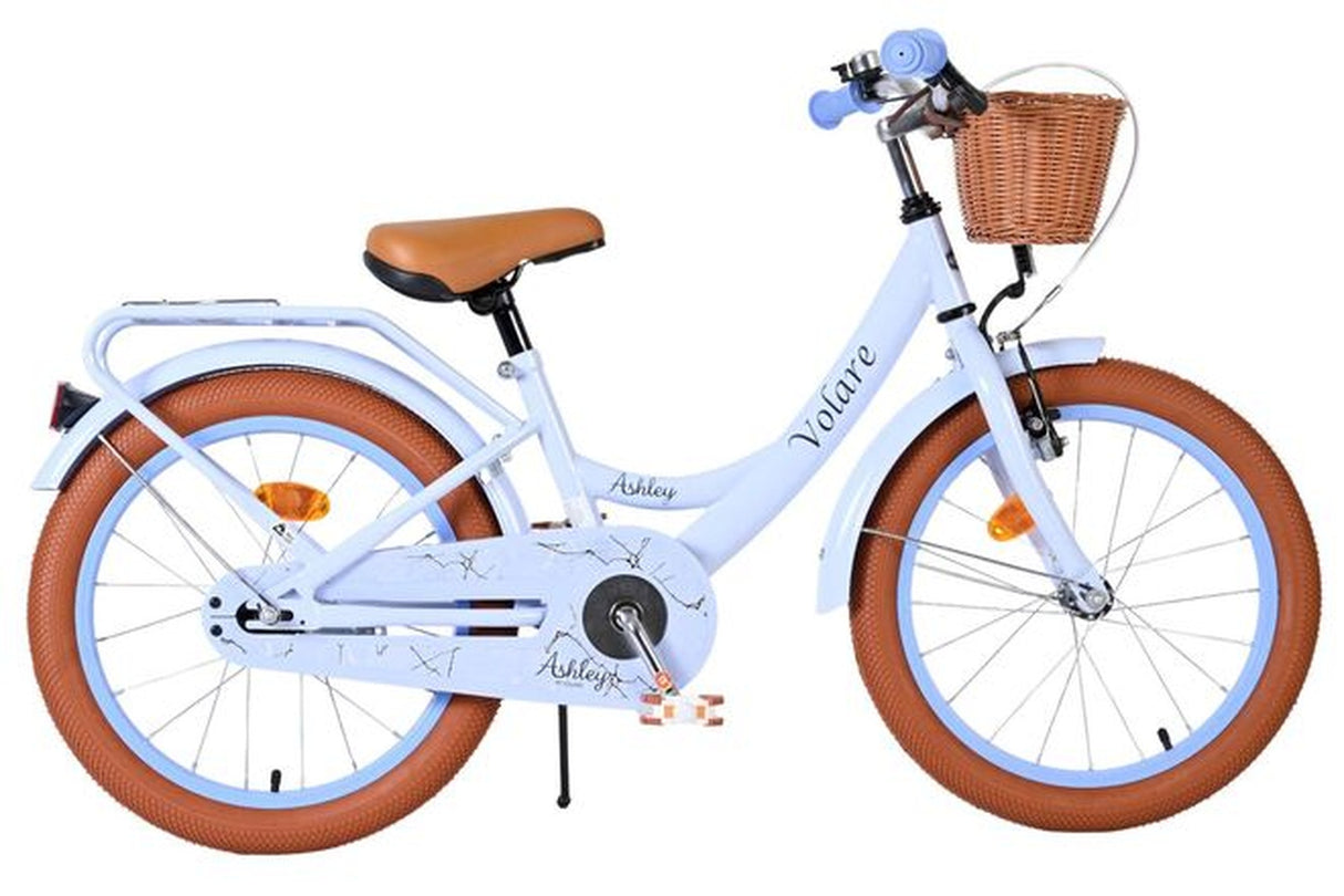 Helles Kinderfahrrad mit Korb, braunen Reifen und beigem Sattel