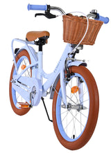 Blaues Kinderfahrrad mit braunen Reifen und Korb vorne