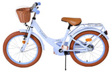Helles Kinderfahrrad mit Korb, braunen Reifen und beigem Sattel