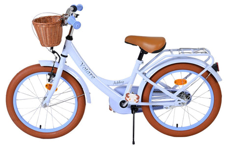 Helles Kinderfahrrad mit Korb, braunen Reifen und beigem Sattel