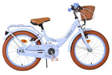 Kinderfahrrad in Weiß mit braunem Korb und orangefarbenen Reifen