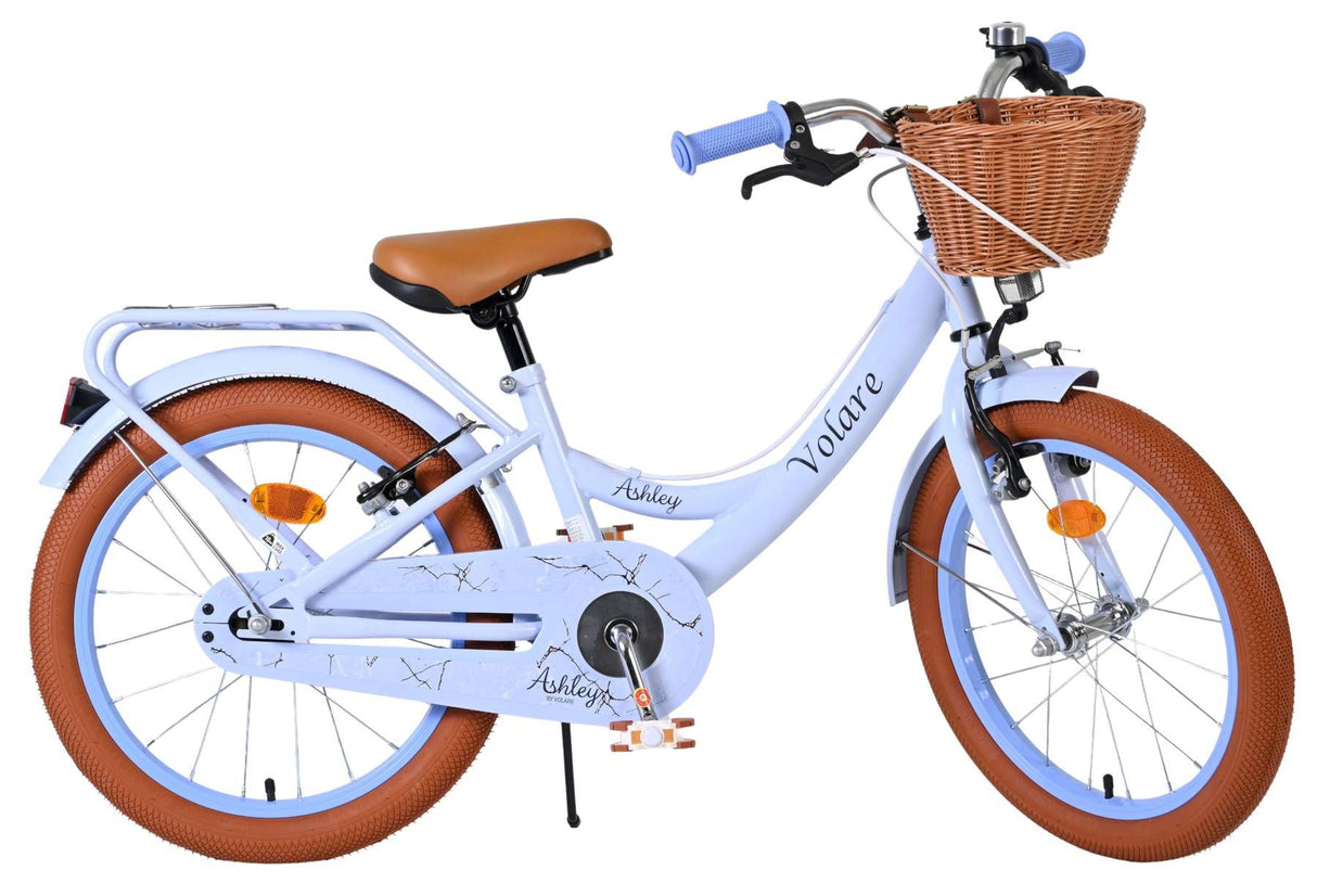 Helles Kinderfahrrad mit Korb, braunen Reifen und bequemen Sattel