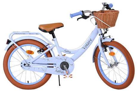 Helles Kinderfahrrad mit Korb, braunen Reifen und bequemen Sattel