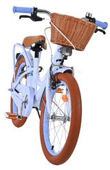 Blaues Kinderfahrrad mit Korb und braunen Reifen