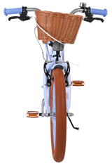 Fahrrad mit Korb, blauen Griffen und braunen Reifen von vorne sichtbar