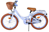 Kinderfahrrad in Hellblau mit braunen Reifen und Korb vorne