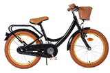 Schwarzes Kinderfahrrad mit braunen Reifen und Korb vorne