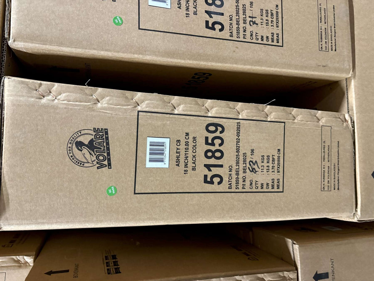 Braune Kartons mit Produktinformationen und Barcode, stapelweise gelagert