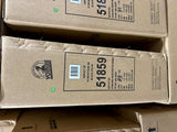 Braune Kartons mit Produktinformationen und Barcode, stapelweise gelagert