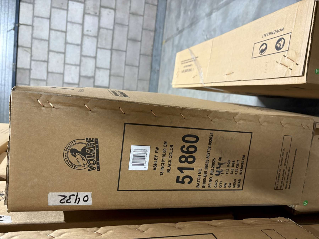 Braune Kartonverpackung mit Produktinformationen und Barcode sichtbar