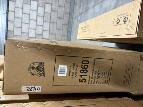 Braune Kartonverpackung mit Produktinformationen und Barcode sichtbar