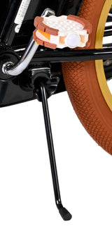 Fahrradständer mit orangefarbenem Reifen und Pedal in Nahaufnahme