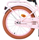 Rosa Fahrrad mit braunem Reifen und reflektierendem Rücklicht