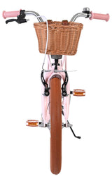 Rosa Fahrrad mit Korb, braunen Reifen und Griffen in Pastellfarbe