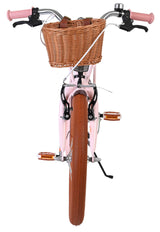 Rosa Fahrrad mit Korb, braunen Reifen und pinken Griffen