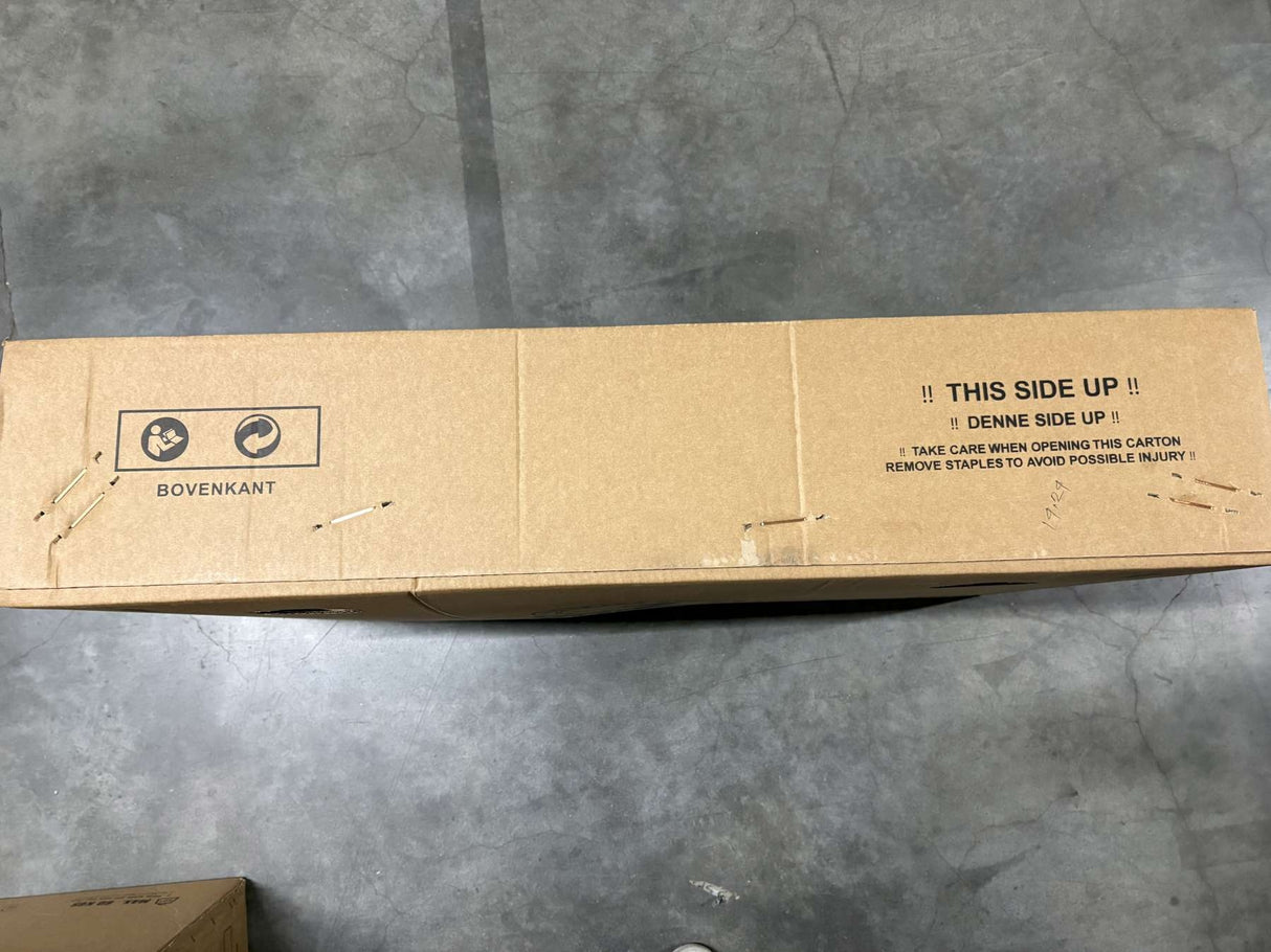 Braune Kartonverpackung mit Warnhinweisen und Öffnungsanweisungen