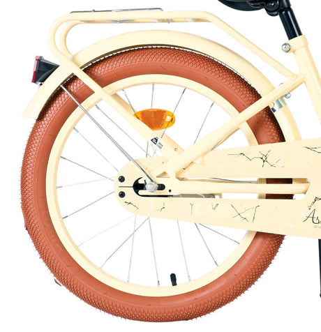 Hinterrad eines Fahrrads mit braunem Reifen und gelbem Schutzblech