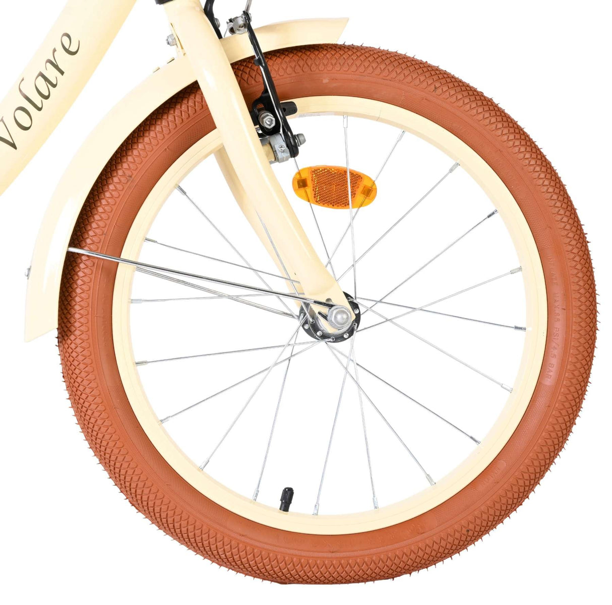 Vorderrad eines Fahrrads mit braunem Reifen und reflektierendem Element