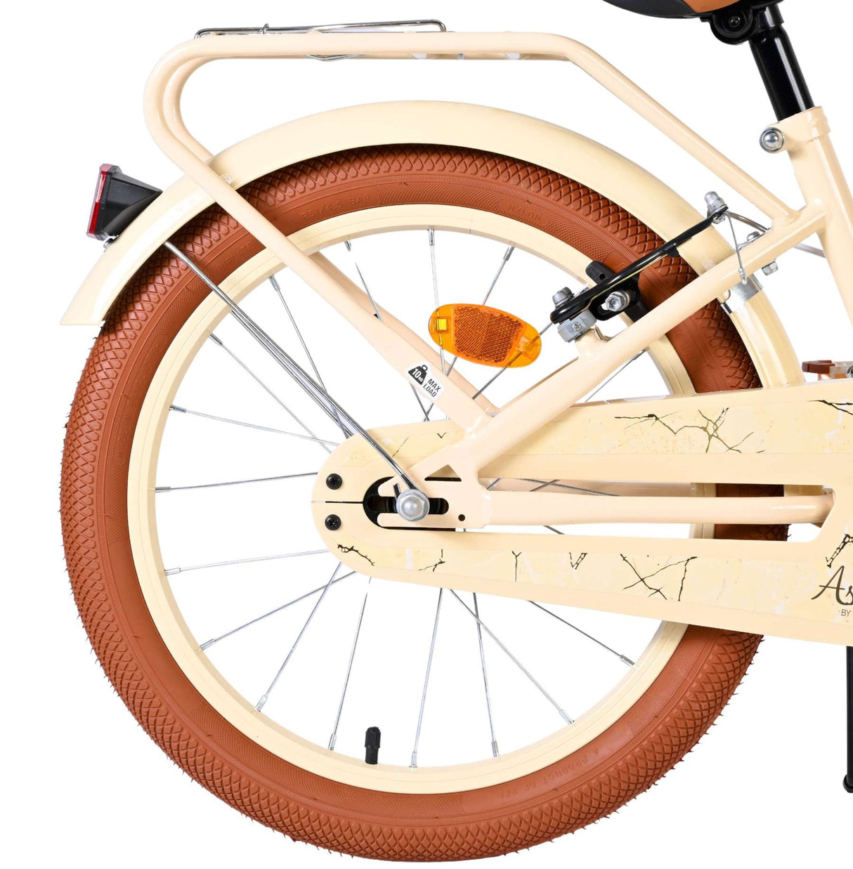 Helles Fahrrad mit braunem Reifen und Gepäckträger hinten