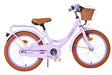 Lila Kinderfahrrad mit Korb und braunem Sattel