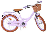 Lila Damenfahrrad mit Korb und braunem Sattel