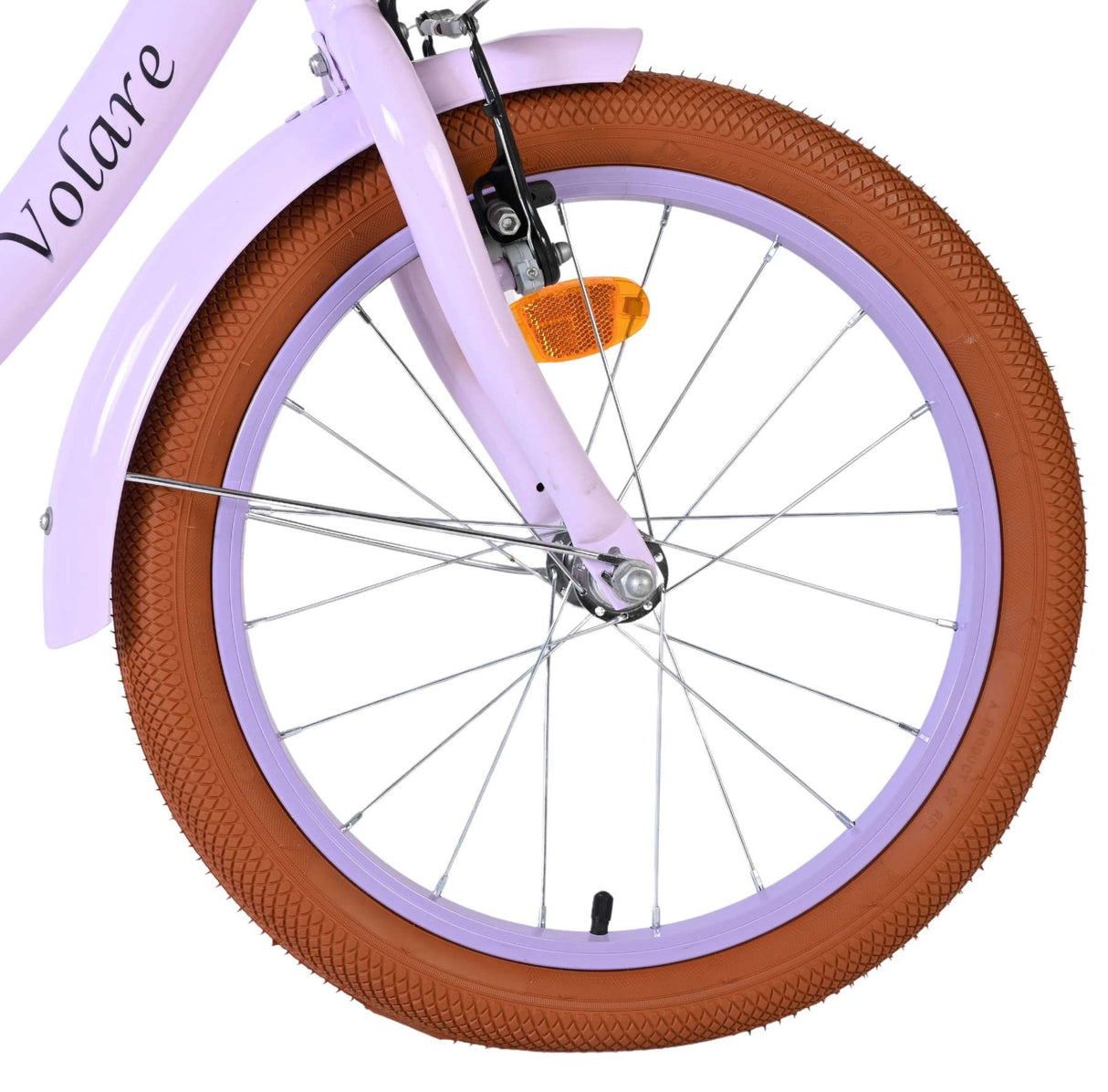 Rad eines Fahrrads mit braunem Reifen und lila Felge