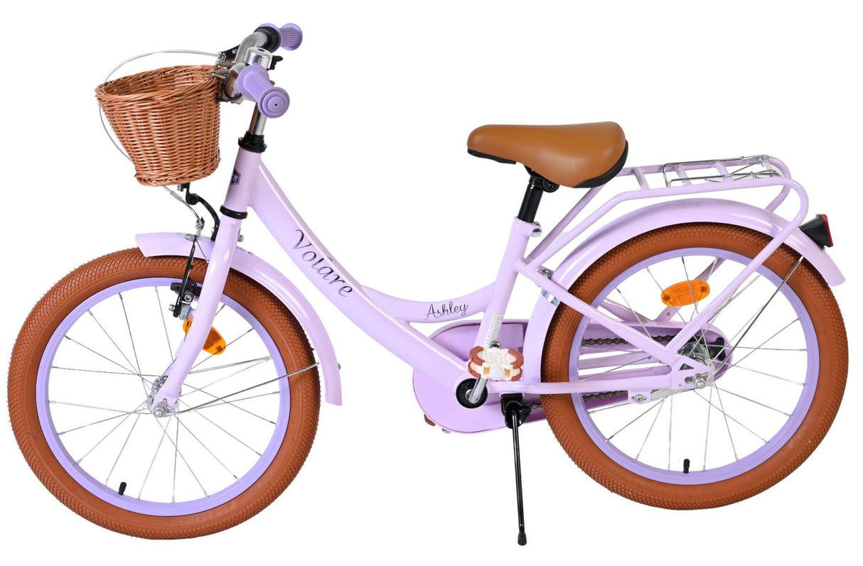 Lila Kinderfahrrad mit Korb und braunen Reifen