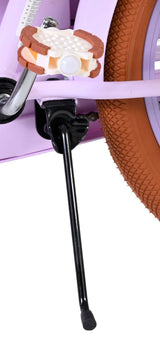 Fahrradständer in Schwarz mit braunen Gummifüßen an einem lila Fahrrad