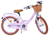 Lila Damenfahrrad mit Korb, braunem Sattel und dicken Reifen
