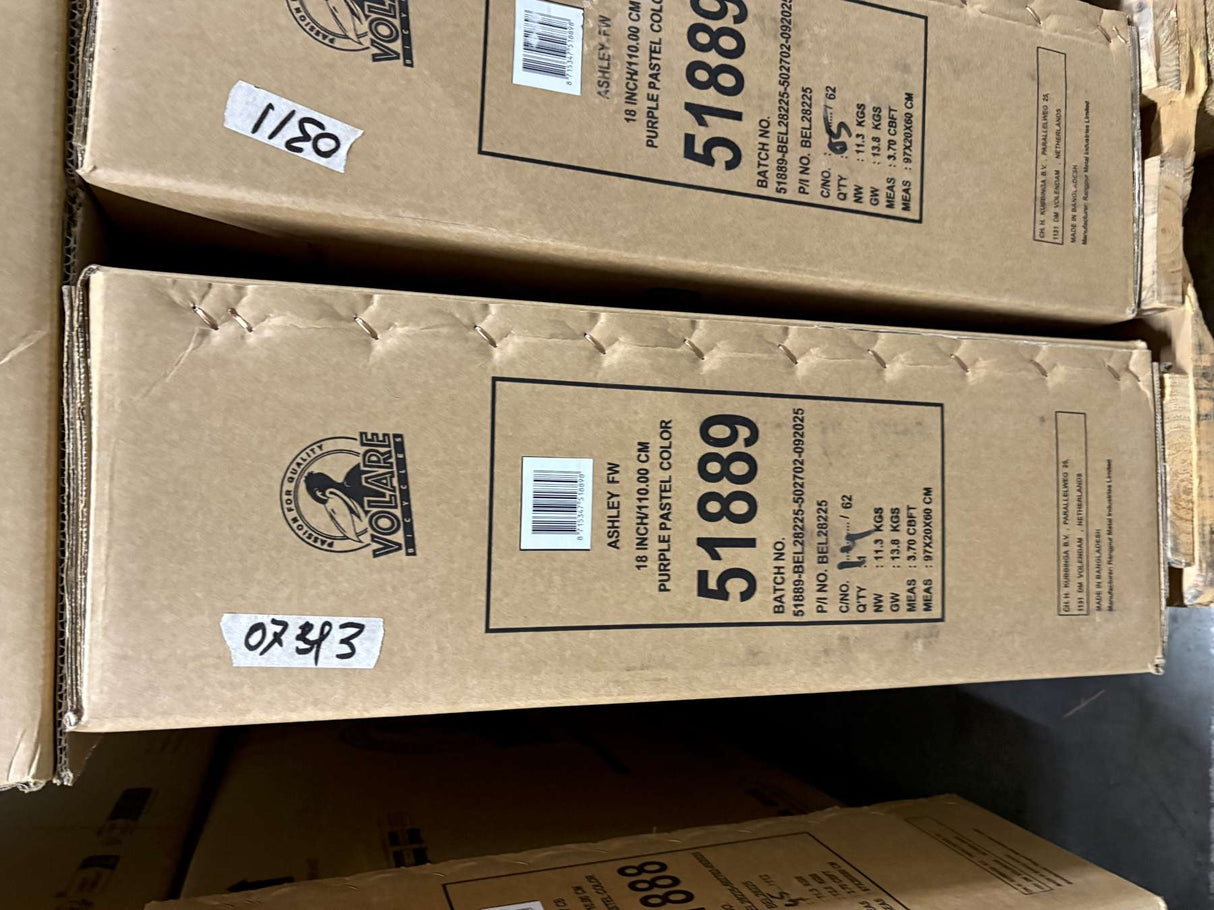 Braune Kartons mit Aufdruck und Produktinformationen auf der Vorderseite