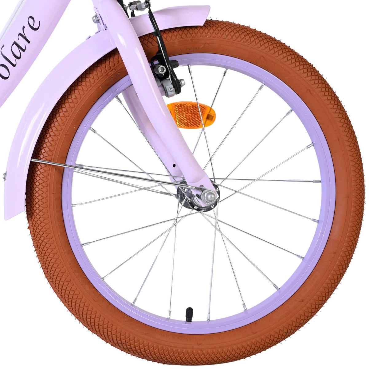 Vorderreifen eines Fahrrads mit lila Felge und braunem Reifen