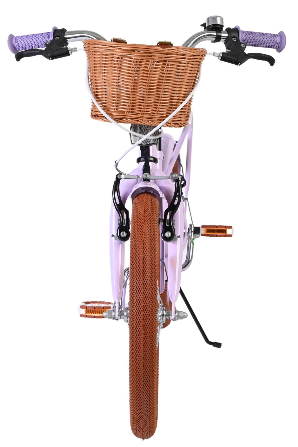 Lila Fahrrad mit Korb, braunen Reifen und schwarzen Bremsen