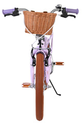 Lila Fahrrad mit Korb, braunen Reifen und schwarzen Bremsen