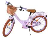 Lila Kinderfahrrad mit Korb und braunen Reifen