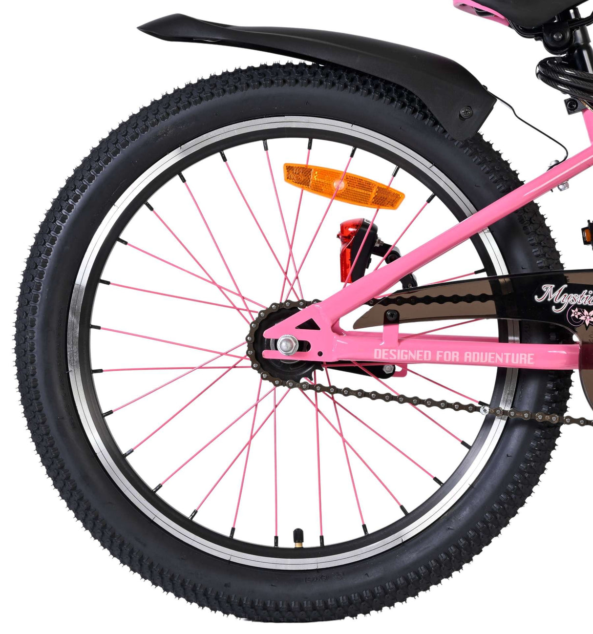 Pinkes Fahrradrad mit schwarzem Schutzblech und reflektierendem Rücklicht