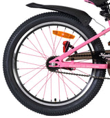 Pinkes Fahrradrad mit schwarzem Schutzblech und reflektierendem Rücklicht