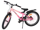 Rosa Kinderfahrrad mit dicken Reifen und schwarzem Sattel