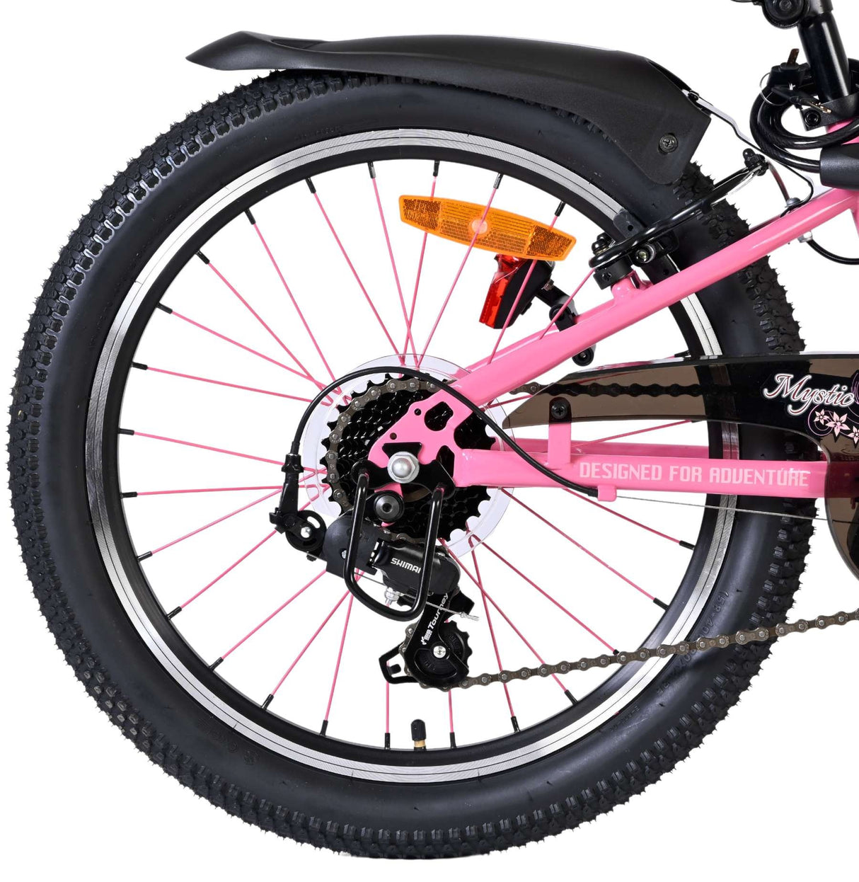 Hinterrad eines Fahrrads mit pinken Speichen und schwarzem Schutzblech