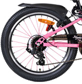 Hinterrad eines Fahrrads mit pinken Speichen und schwarzem Schutzblech