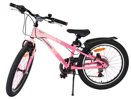 Rosa Mountainbike mit schwarzem Sattel und robusten Reifen