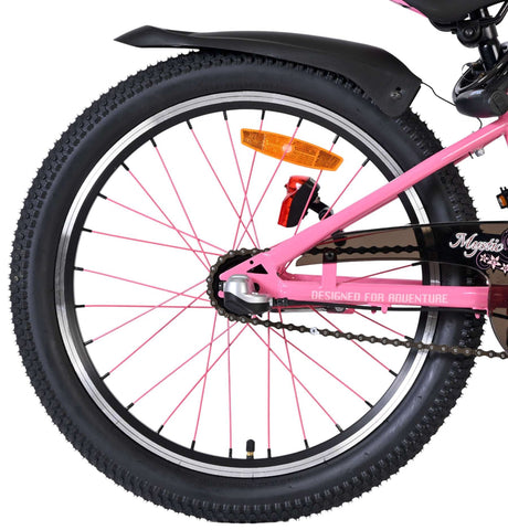 Pinkes Fahrrad mit grobem Reifen und reflektierendem Rücklicht