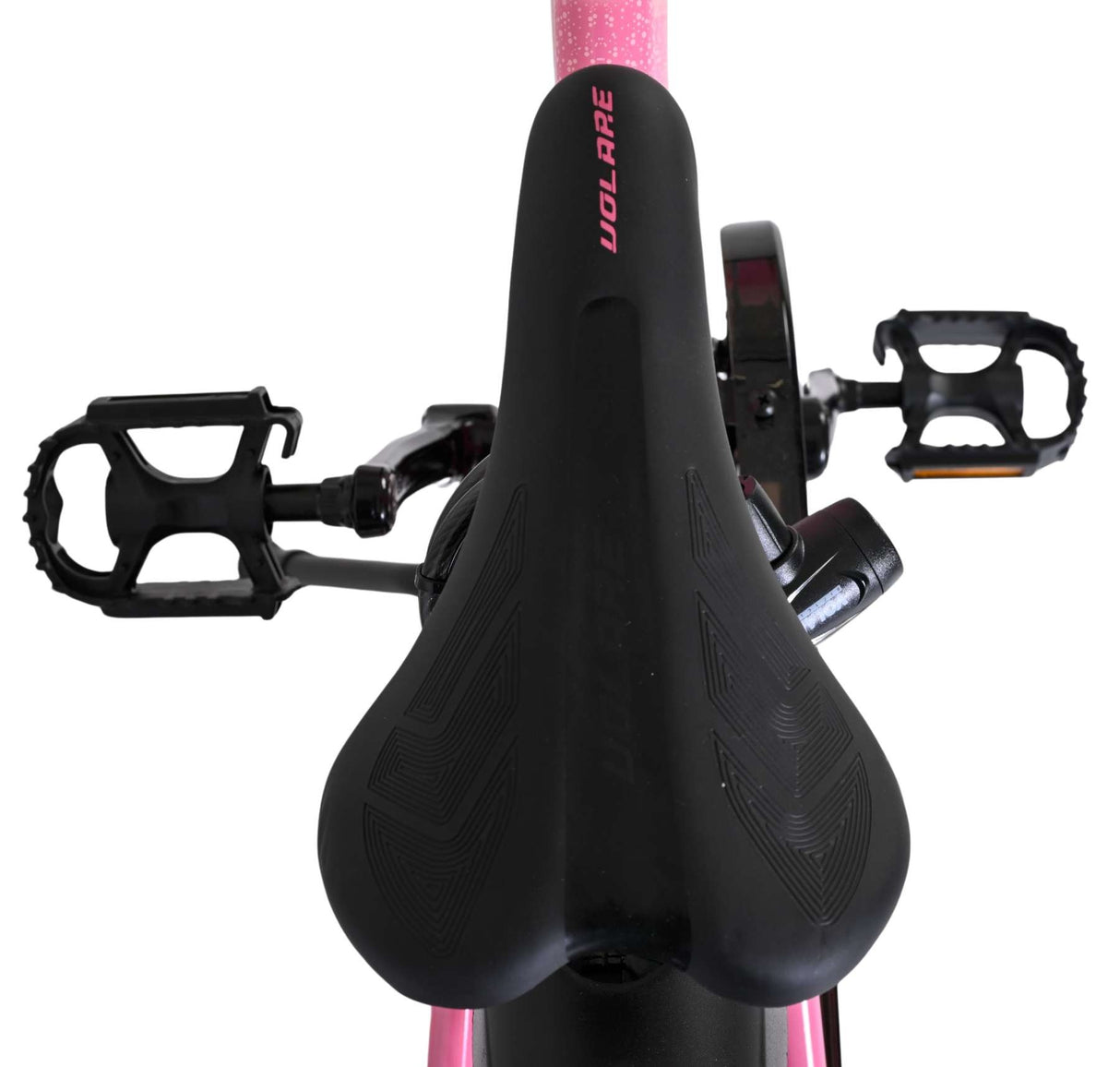 Schwarzer Fahrradsattel mit pinkem Rahmen und Pedalen im Hintergrund