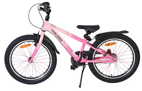 Rosa Kinderfahrrad mit zwei Rädern und Schutzblechen