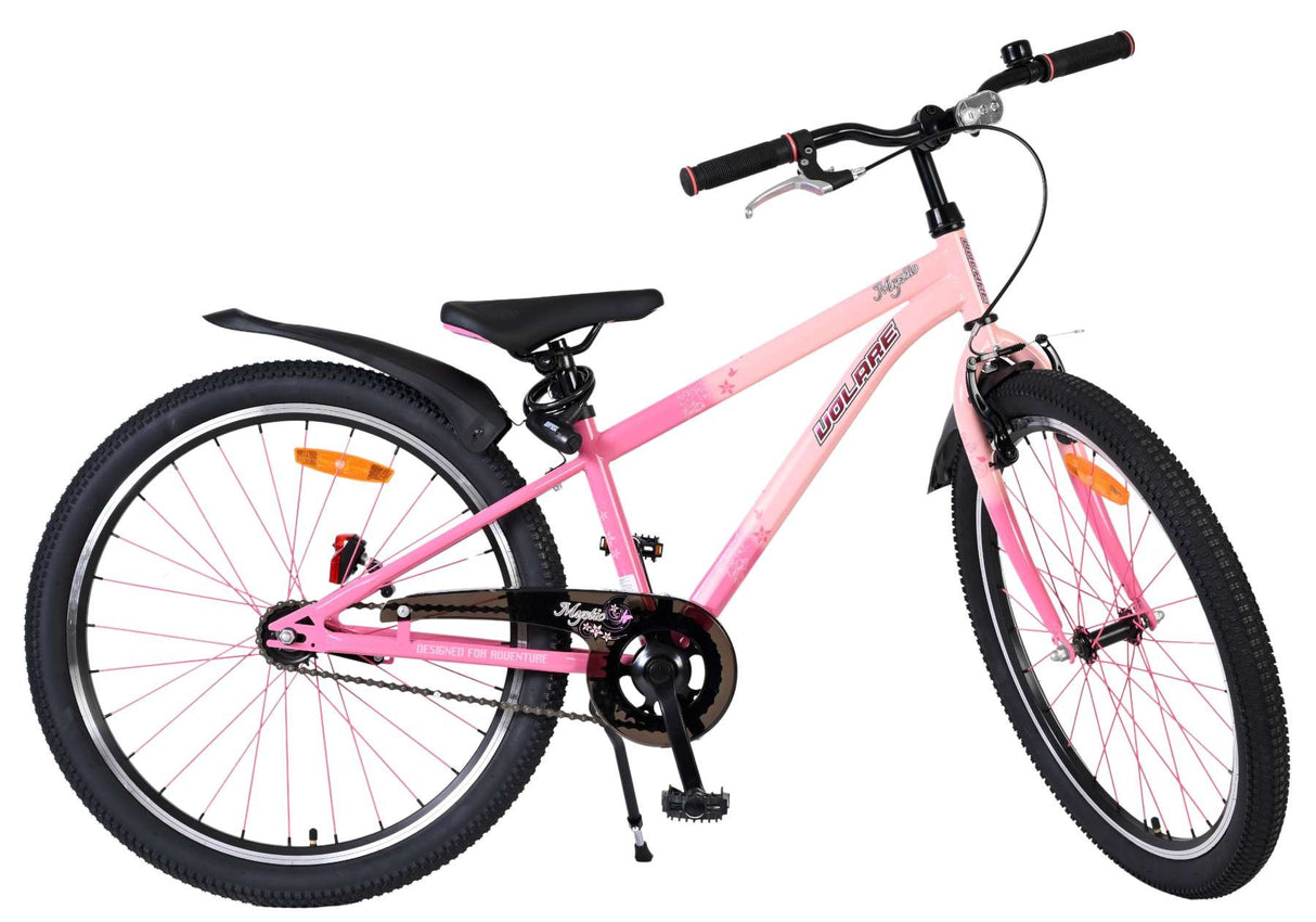 Rosa Mountainbike mit schwarzem Rahmen und breiten Reifen