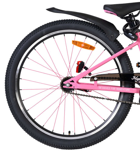 Pinkes Fahrrad mit grobem Reifen und Schutzblech hinten