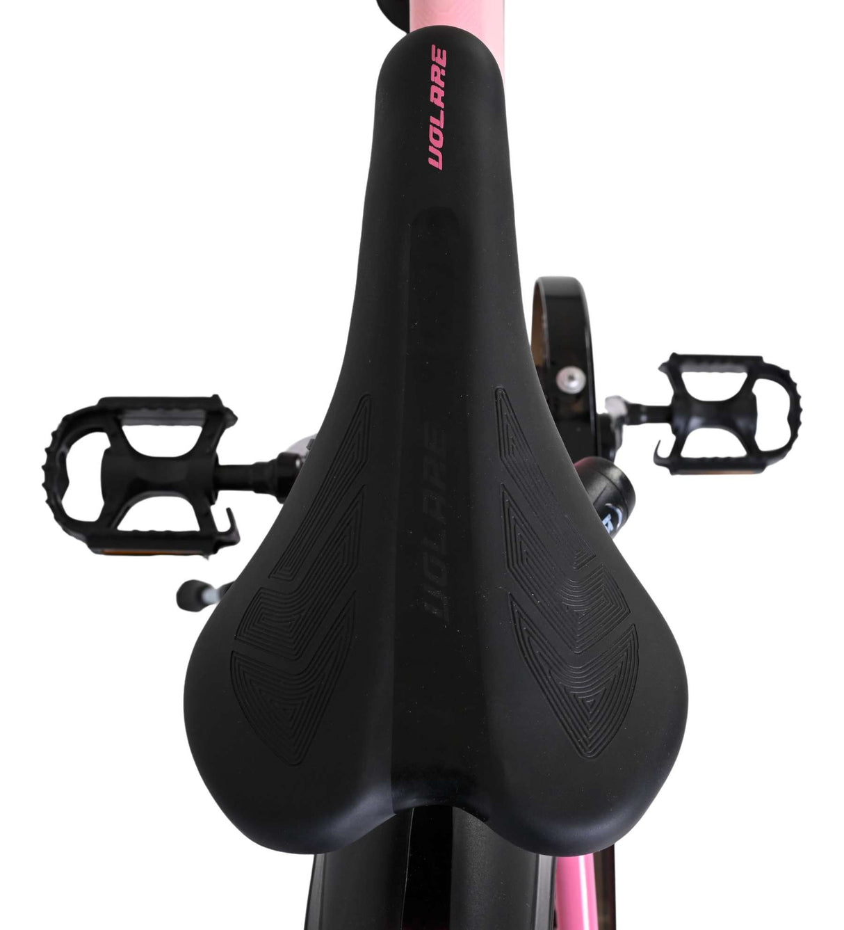 Schwarzer Fahrradsattel mit ergonomischem Design und Pedalen im Hintergrund