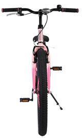 Pinkes Fahrrad mit breiten Reifen und schwarzen Griffen von vorne betrachtet